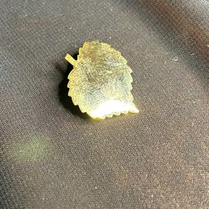 VTG Stamped Pozlac 44 K Gold Tone Leaf Brooch. Light scratches on surface.